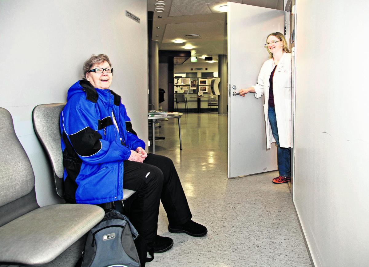 Toimiva terveysasema. Annikki Merikari sai Laajasalon terveysasemalla ajan omalle lääkärilleen Carissa Borlaselle neljässä päivässä yhteydenotosta.