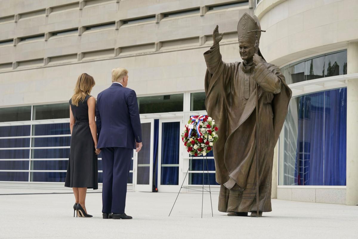 Presidentti Donald Trump seisoi vaimonsa Melania Trumpin kanssa tiistaina paavi Johannes Paavali II:n patsaan edessä.