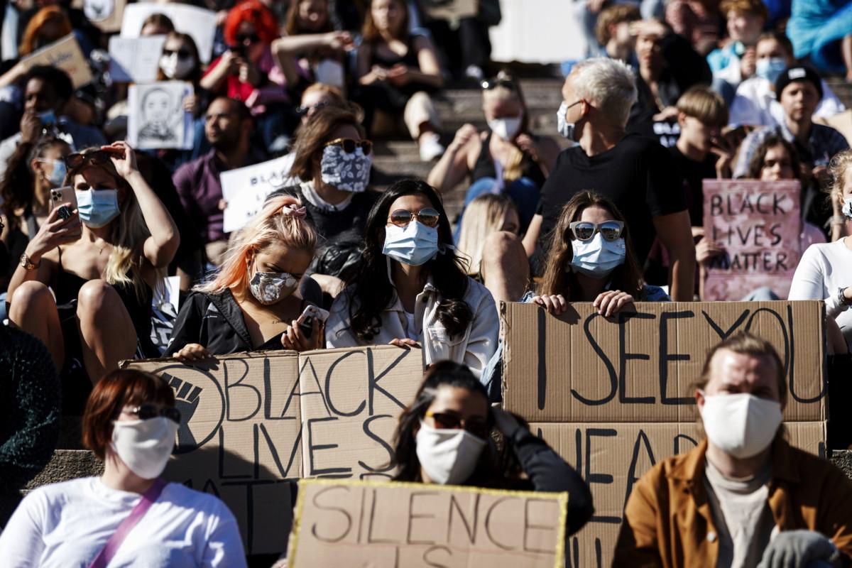 Black Lives Matter Helsinki March -mielenosoituksen osallistujilla oli lupa käyttää myös Helsingin tuomiokirkon portaita. Mielenosoitukseen osallistui yli 3 000 ihmistä.