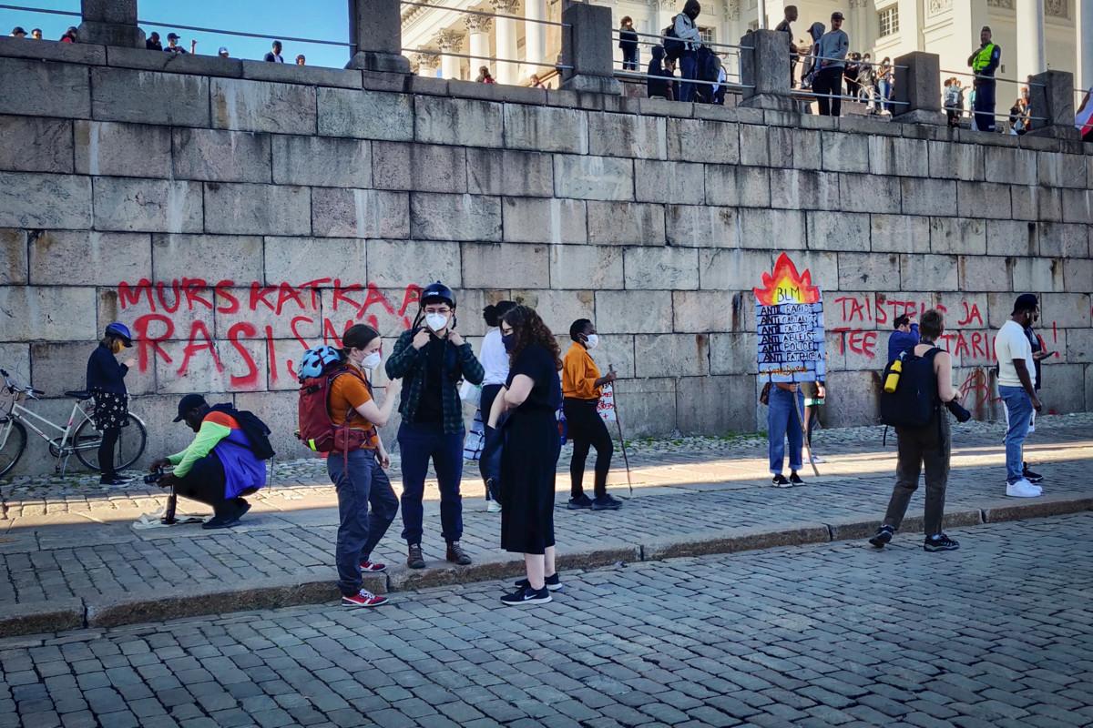 Tuomiokirkon tukimuuria töhrittiin jossain vaiheessa mielenosoituksen jälkeen. Kuvan ihmiset eivät liity asiaan. Kuva on otettu keskiviikkoiltana noin kello 19.