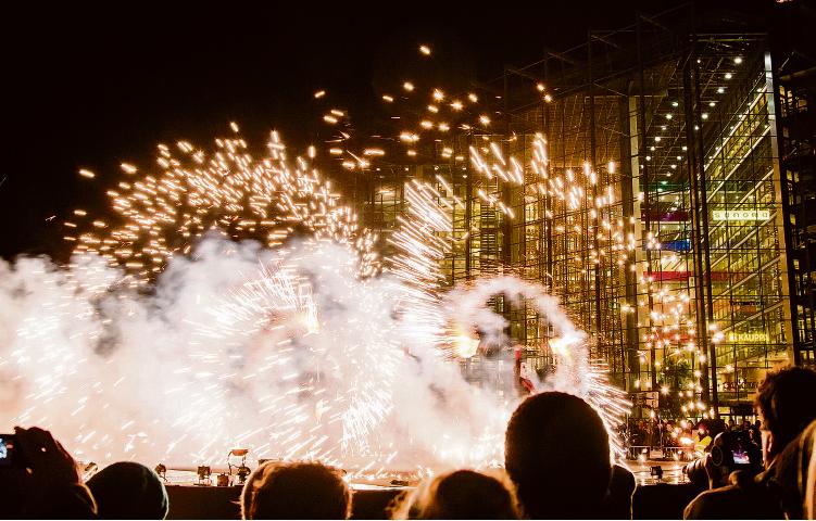 Tulen valoa. Tulisirkus Walkea esiintyi tammikuussa Lux Helsinki -tapahtumassa.