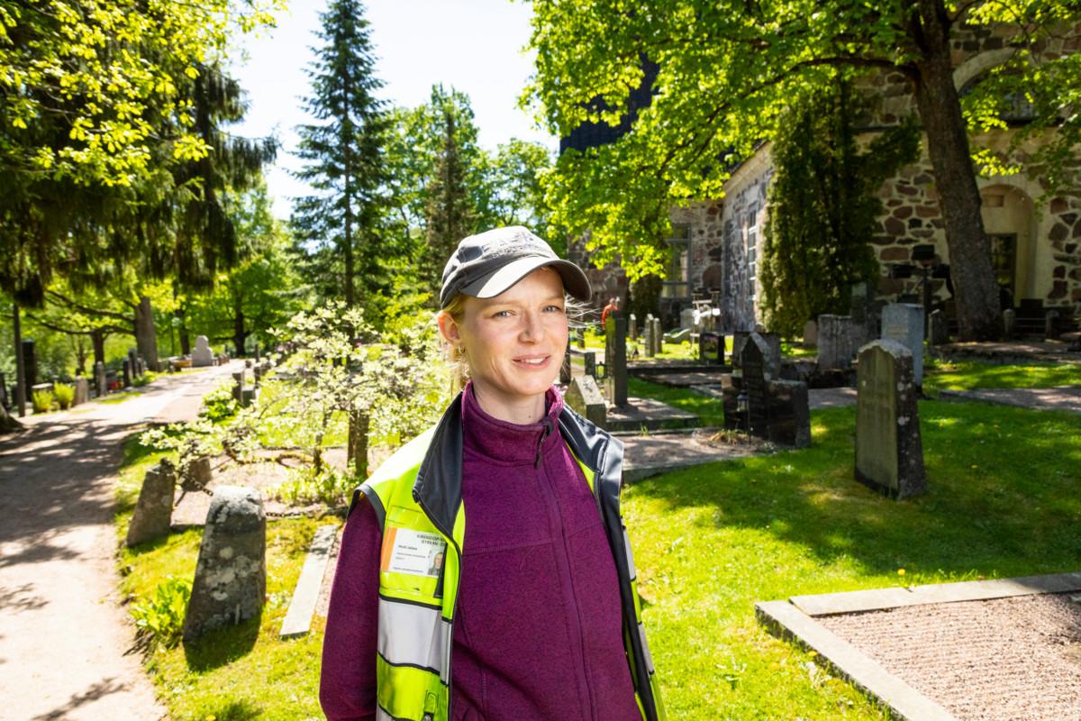 Kesäkukkien loisto haudoilla on parhaimmilaan elokuussa, hautausmaan työnjohtaja Heidi Jalova sanoo. Elokuussa myös Espoon tuomiokirkkoa ympäröivät lehtipuut näyttävät toisenlaiselta, kun alkukesän vaalea vihreys on muuttunut tummemmaksi.