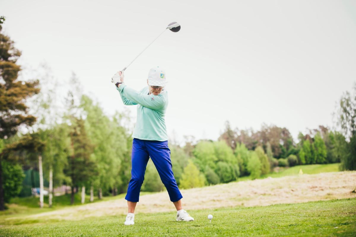 Golfin pelaaminen tyydyttää Pirjo Nuotion kilpailuviettiä.