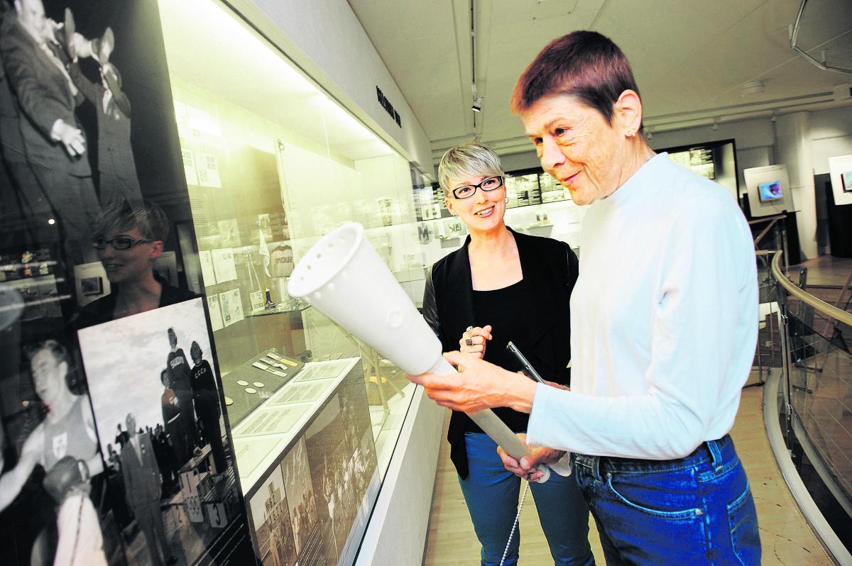 Tärkeä palvelumuoto. Graafikko Carita Lehtniemi on ollut suunnittelemassa Urheilumuseon kuvailutulkkauksia. Regina Koljonen saa mielikuvan esineistä käsillään, mutta vitriinin sisään päästäkseen hän tarvitsee tulkin.