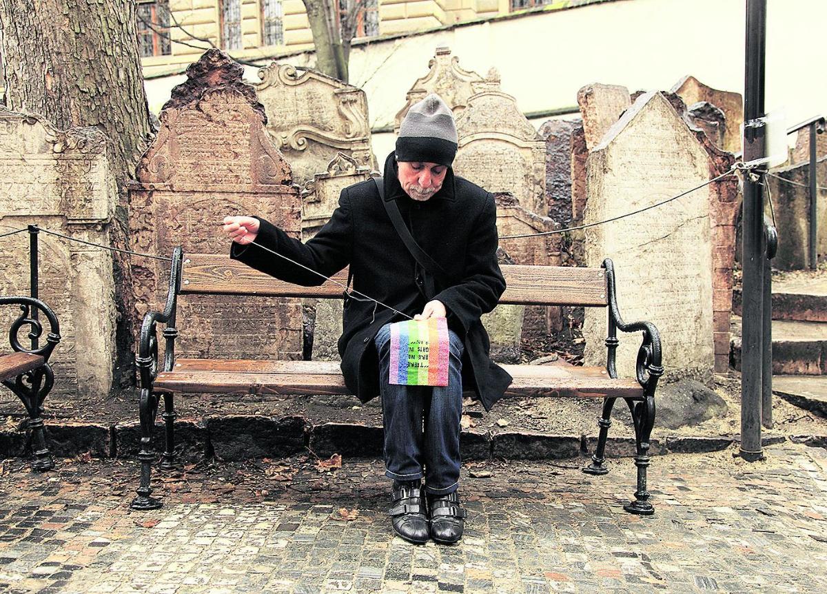 Koskettava. Dzamil Kamanger tekee helmikudonnaista Prahan juutalaisella hautausmaalla hänen ja Kalle Hammin yhteisteoksessa Työskentelyä vapaan liikkuvuuden puolesta. – Kaksikko sai juuri Suomi-palkinnon.