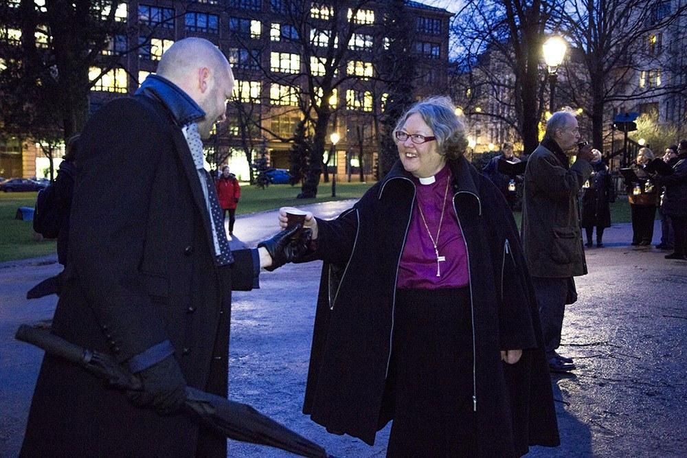 Keskeytys työmatkaan. Piispa Irja Askola siunasi kulkijoita keskiviikkoaamuna 17. joulukuuta Vanhassa kirkkopuistossa.