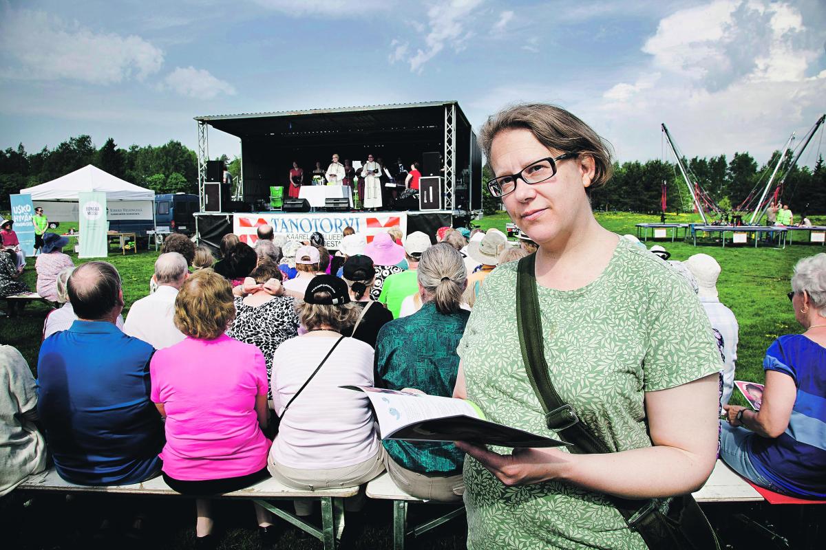 Jumalanpalvelus puistossa. Eeva Suhonen tutustui Mätisfestareihin ensimmäistä kertaa. Kesäisessä messussa laulettiin Suvilinnun lauluvihkon lauluja Kannelmäen seurakunnan musiikkiryhmän rytmikkäällä säestyksellä ja kerättiin kolehti Kirkon Ulkomaanavulle.