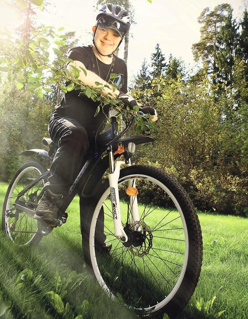 Mika Ruoholalla on tuliterä polkupyörä, jolla hän kulkee töihin.