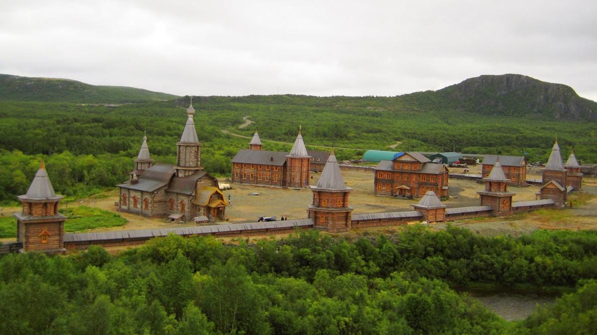 Venäjän ortodoksisen kirkon Petsamon luostarin pihapiiri vuonna 2016.