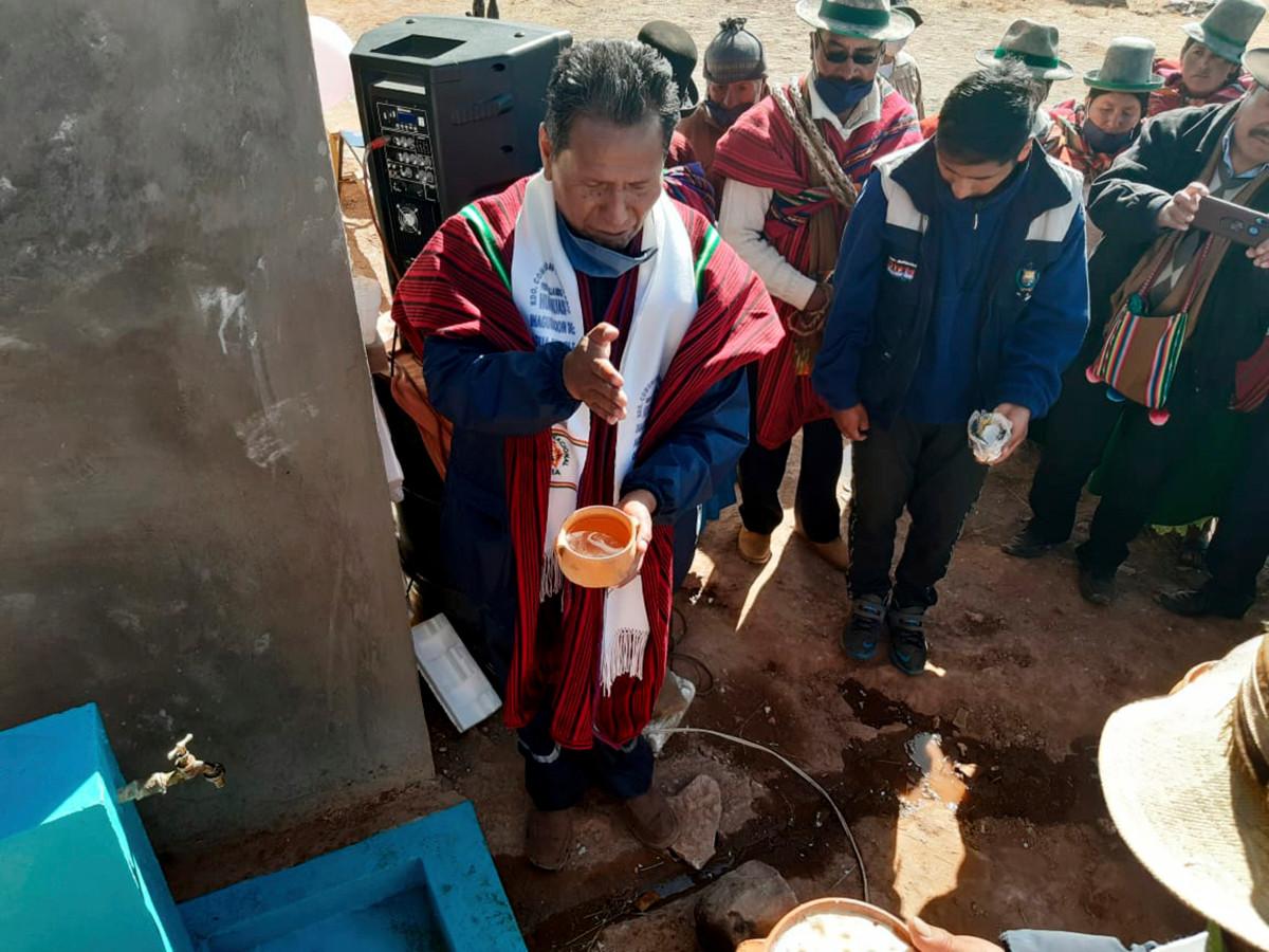 Kuva on juhannusta edeltävältä viikolta, jolloin kaikesta huolimatta päästiin luovuttamaan uusi vesijärjestelmä Huayhasin aymarakylään. Bolivian lut. kirkon johtaja German Loayza siunaa veden.