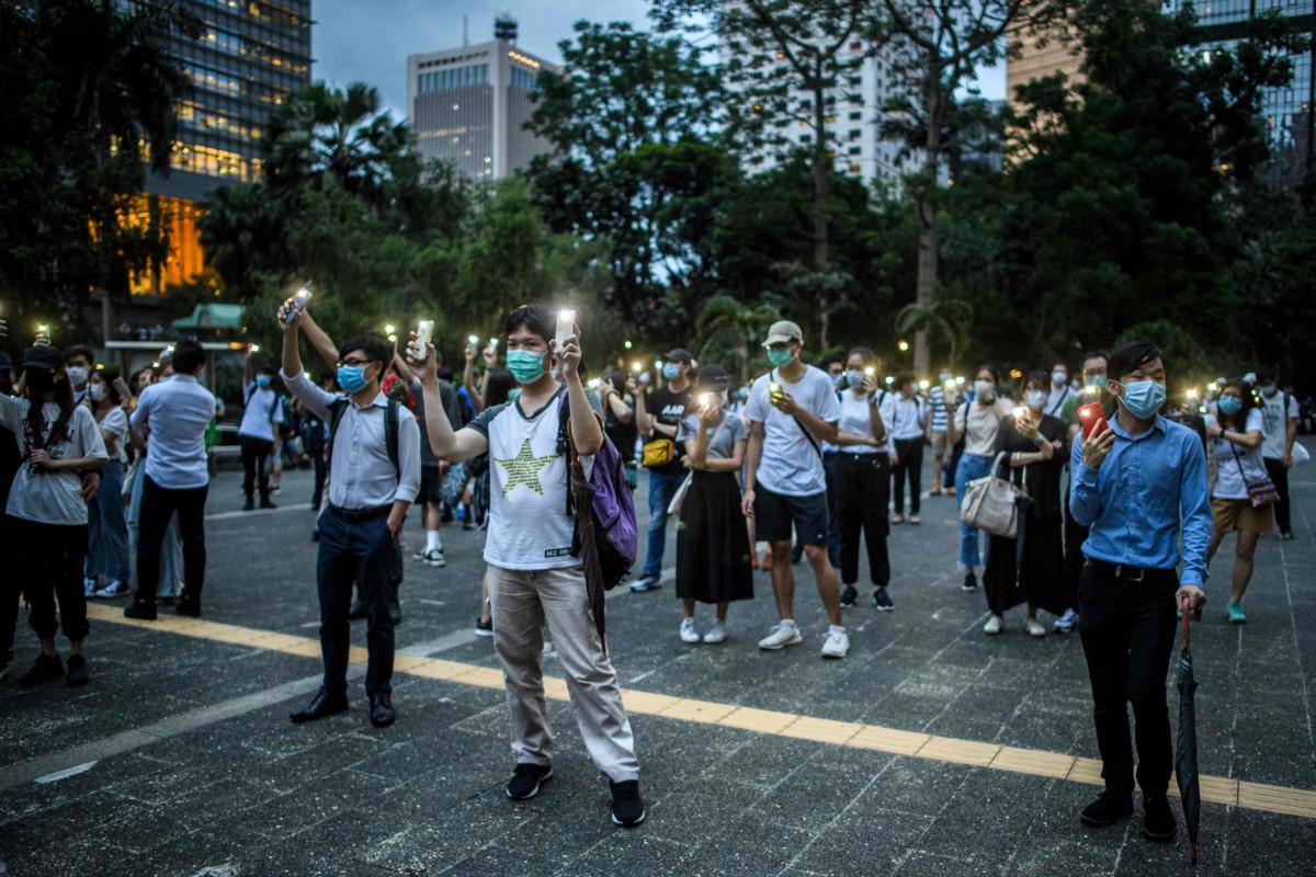 Demokratiaa puolustava mielenosoitus Hongkongissa 9. kesäkuuta, protestien alkamisen vuosipäivänä. Mielenosoittajilla on maskit ja koronan vuoksi vaadittu turvaväli. LEHTIKUVA / AFP  Anthony Wallace
