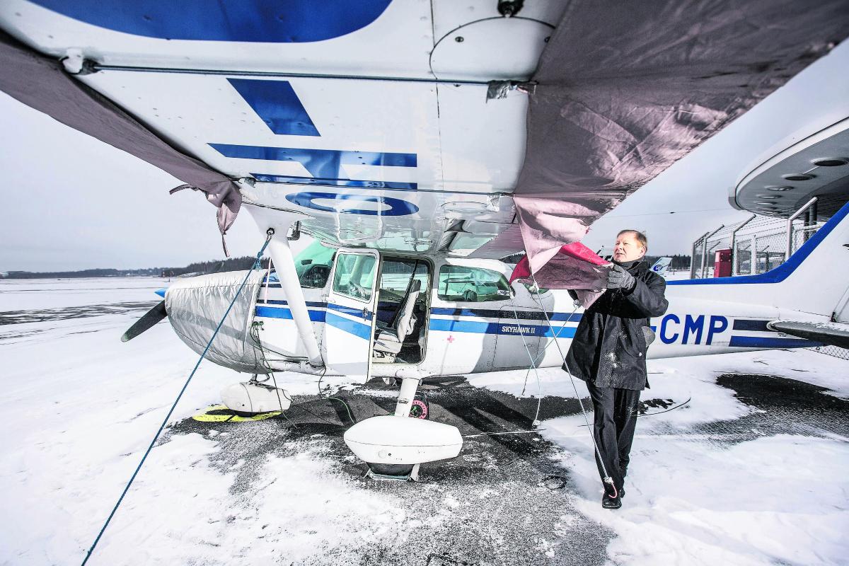 Taas mennään. Kouluttaja Juha Huttunen kertoo, että siinä missä aloittavalta liikennelentäjältä vaaditaan minimissään 250 lentotuntia, lähetyslentäjän lähtötasovaatimus on kaksinkertainen eli 500 tuntia.