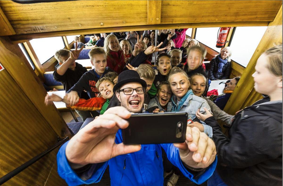Selfie seiskojen kanssa. Paluumatkalla Isosta Vasikkasaaresta Olarin seurakunnan nuorisopastori Jussi Koski pyysi seiskaluokkalaiset kanssaan selfiekuvaan.