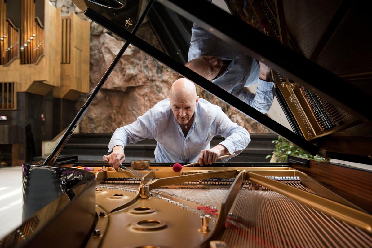 Pianisti Sid Hillen repertuaariin voi kuulua myös se, että hän soittaa pianon sisällä.