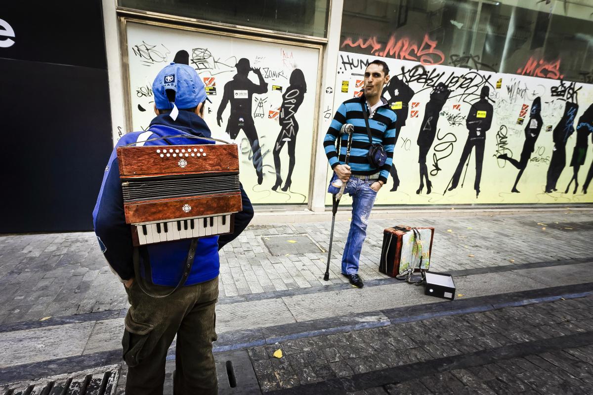 Talouskriisi katukuvassa. Kahden sukupolven katu­soittajat Ateenan keskustassa marraskuussa 2011.