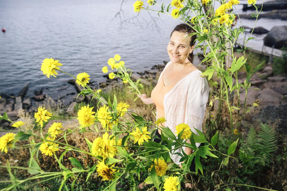 Toipumisen tiellä. Paula Hohti yritti täyttää tyhjyyttä miessuhteilla, tyttäreen liimautumisella, opiskeluilla, suorittamisilla ja titteleillä.