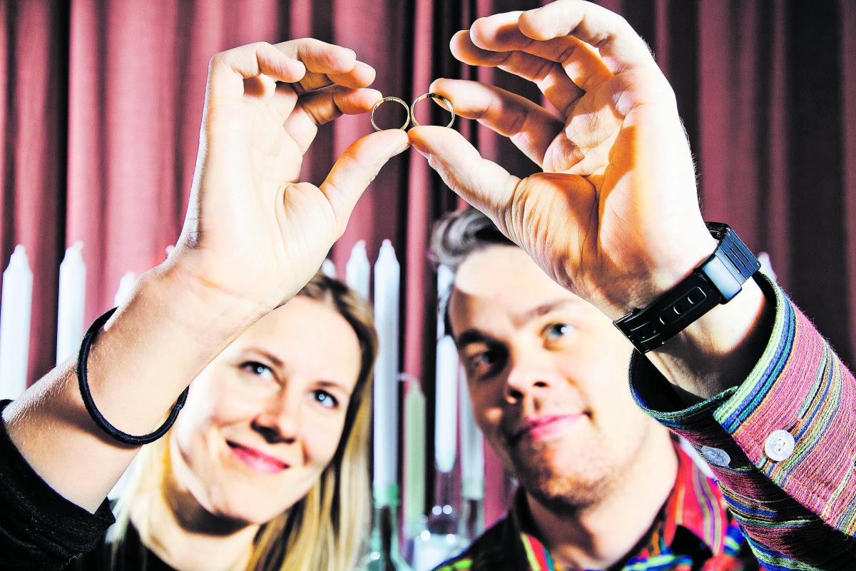 Aina yhdessä. Elisa Karjalainen ja Jukka Heikkilä tutustuivat sormuksia valitessaan myös sormuksen edustamaan symboliikkaan. He pitävät sormusta aina sormessaan.