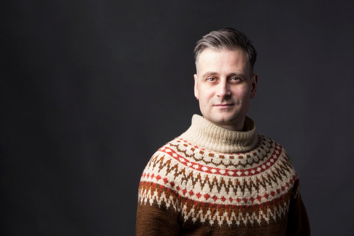 Árpád Kovács uskoo, ettei anarkismi ole ristiriidassa Jeesuksen kanssa. – Autoritaarinen järjestelmä, oli se kirkollinen tai yhteiskunnallinen, on puolestaan ristiriidassa sekä kristillisen lähimmäisrakkauden että anarkismin kanssa, hän sanoo. Kuva: Sanna Krook