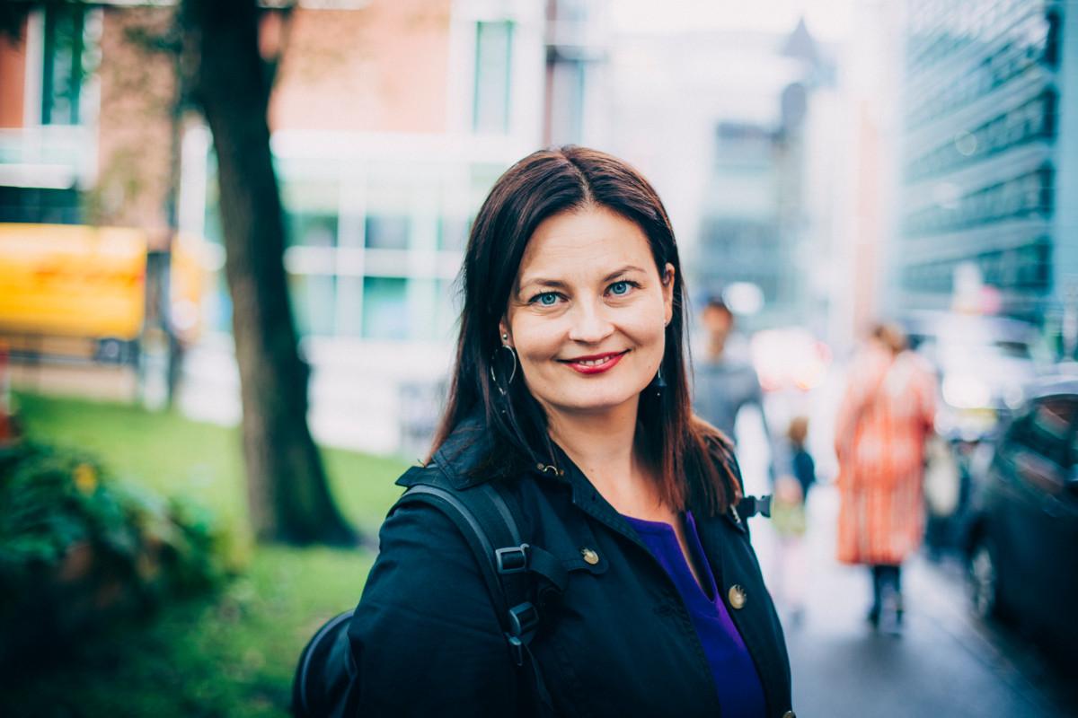 Politiikka ei kuulu papin rooliin, mutta poliitikon roolissa jotkin poliittiset kysymykset ovat ristiriidassa pappeuden kanssa, ajattelee kokoomuksen puoluesihteeri ja pappi Kristiina Kokko. Kuva: Kristian Tervo