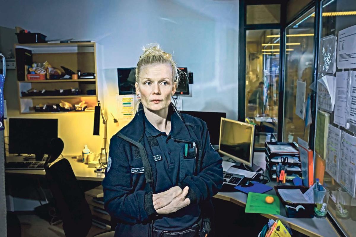 Vartija Kaarina Jokinen työskentelee vankilan eri osastoilla. Hän pitää siitä, että työpäivät ovat vaihtelevia.