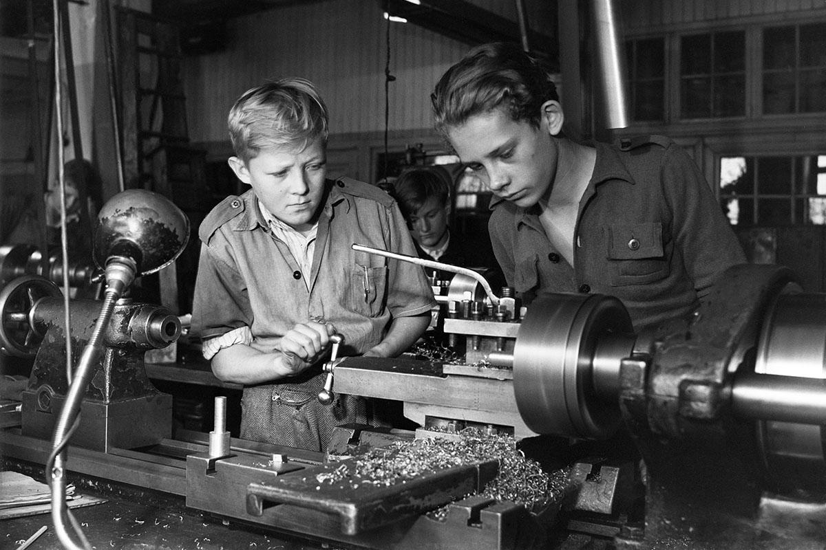 Pojat sorvin ääressä Helsingin kaupungin ammattikoulussa vuonna 1949.