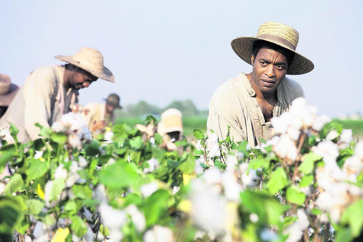 Puuvillapellolla. Chiwetel Ejiofor (oik.) näyttelee Solomon Northupia, joka joutui raatamaan 12 vuotta orjuudessa.