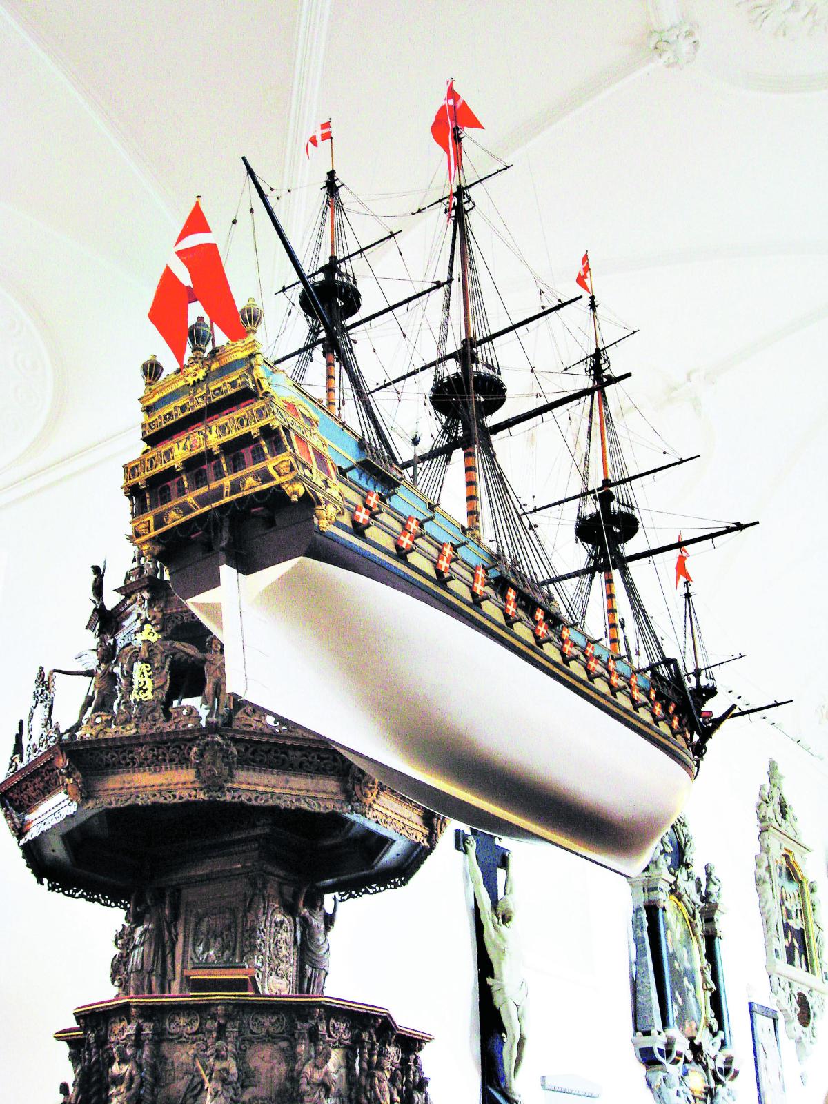 Merenkulkijoita. Holmenin kirkon merellisestä menneisyydestä muistuttaa katosta roikkuva votiivilaiva.