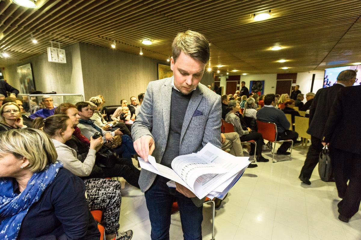Lehtisaaren asukkaat -yhdistyksen puheenjohtaja Matti sadeniemi selasi kokouspapereita.