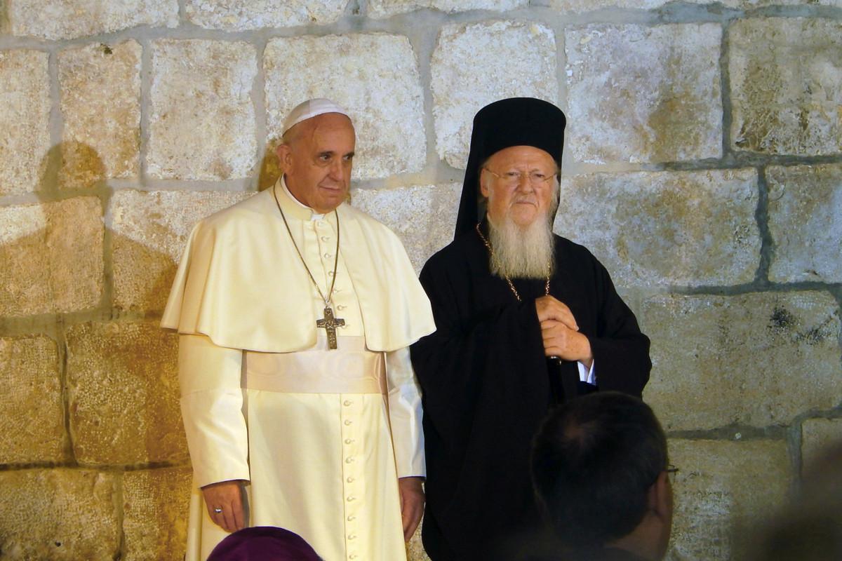 Paavi Franciscus ja patriarkka Bartolomeos I Pyhän haudan kirkossa Jerusalemissa. Kuva: Nir Hason / Wikimedia commons
