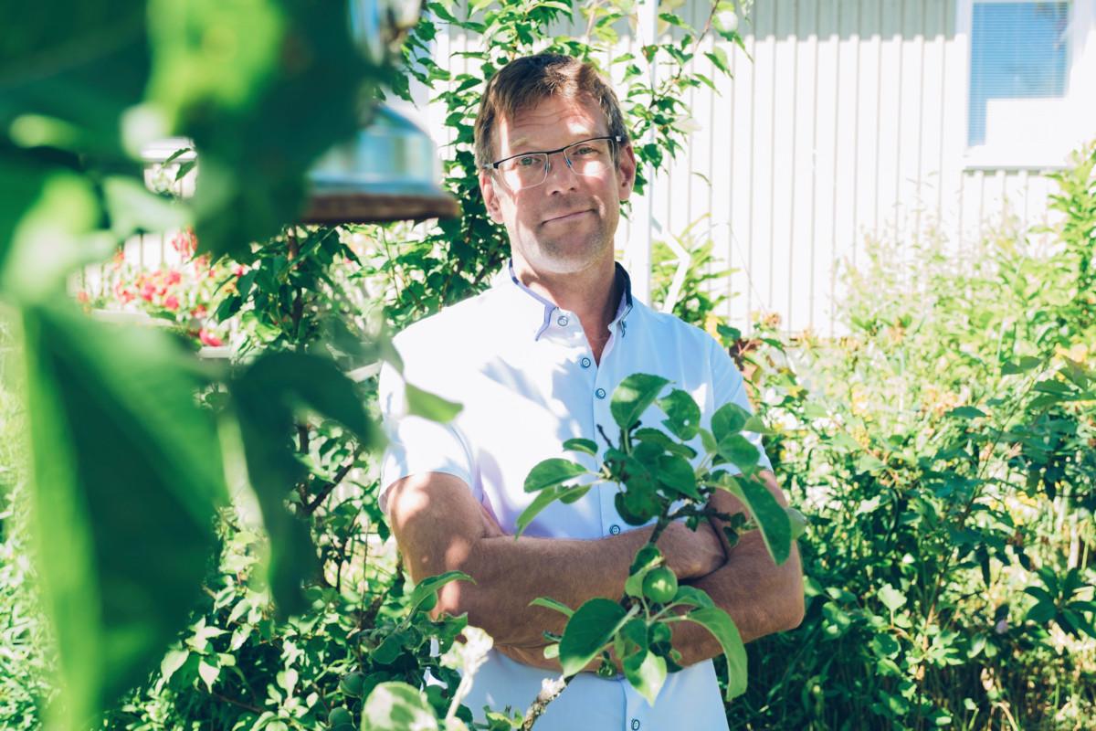 Juha Solantien pihassa kasvaa monia sellaisia hedelmäpuita, joita Suomessa harvemmin näkee, kuten aprikoosia ja persikkaa.