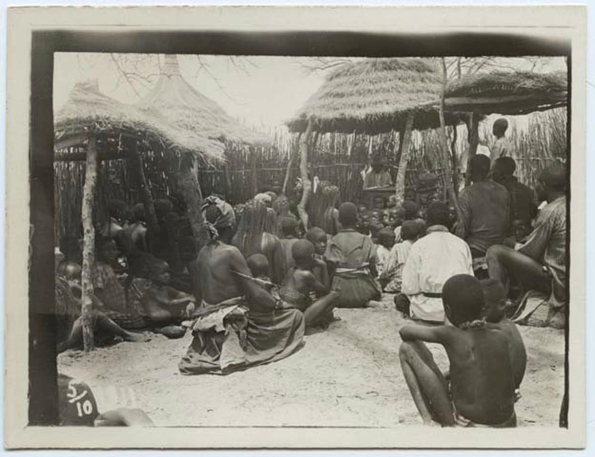 Opetustilanne vuonna 1911 Olukondan lähetysasemalla Ambomaalla, nykyisen Namibian alueella.