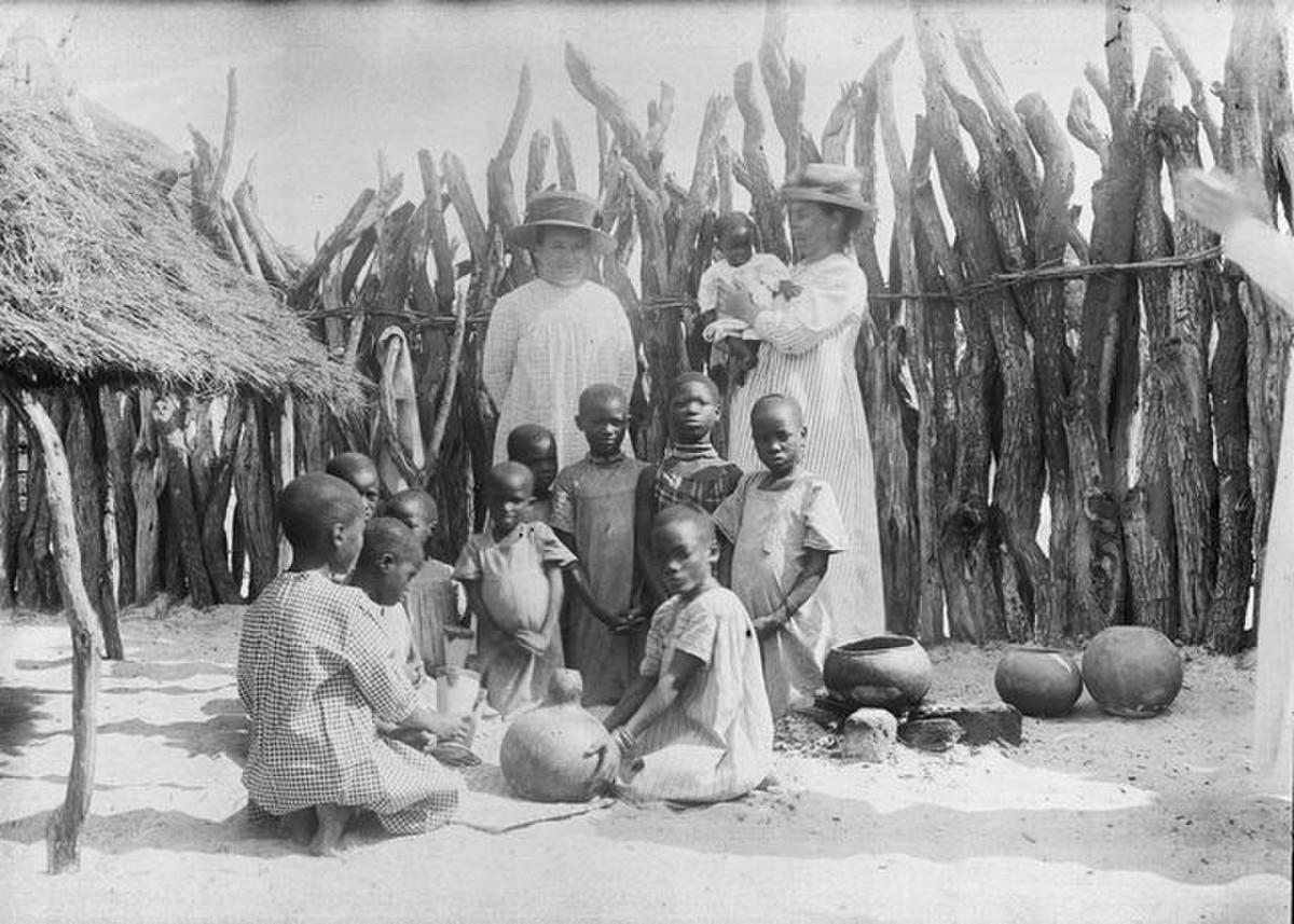 Lastenkoti Oshigambossa Ambomaalla. Kuvan on ottanut vuonna 1914 lähetystyöntekijä Emil Liljeblad.