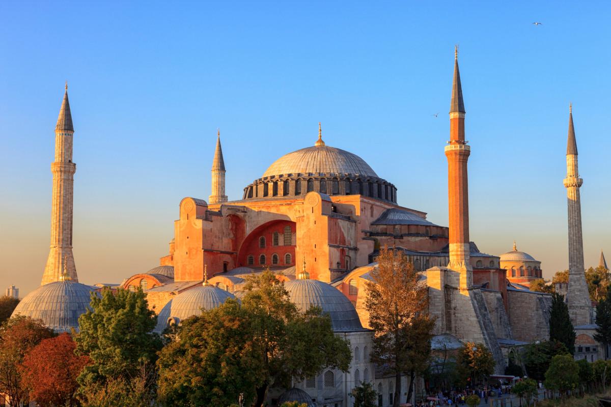 Hagia Sofia valmistui 500-luvulla ja on kokenut monia sisäisiä ja ulkoisia muutoksia, tulipaloja ja maanjäristyksiä.