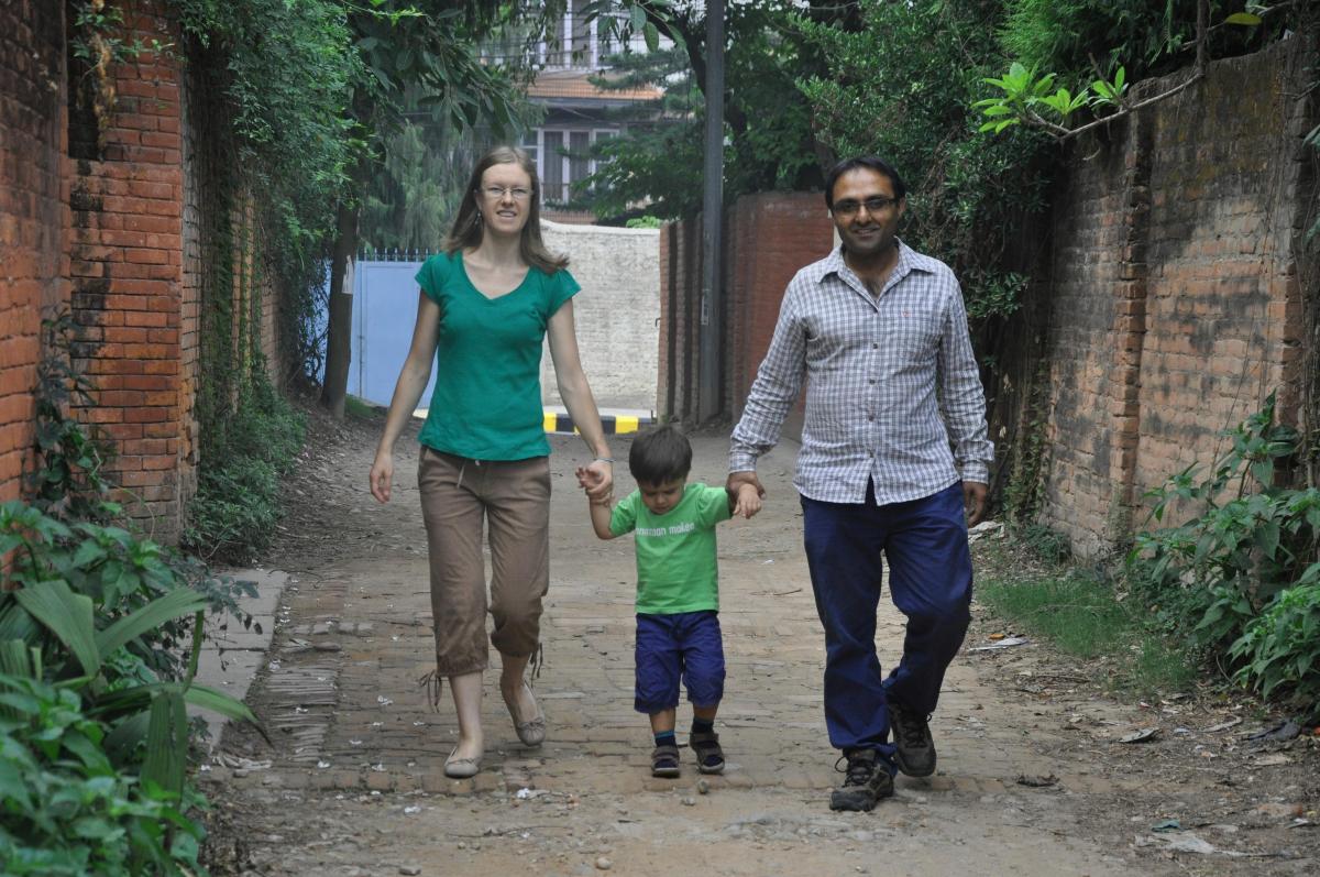 Kotona Katmandussa. Prakash Dhakal asuu vaimonsa Saran ja poikansa Nikon kanssa kotimaassaan Nepalissa ja työskentelee neuvonantajana vammaisjärjestössä.