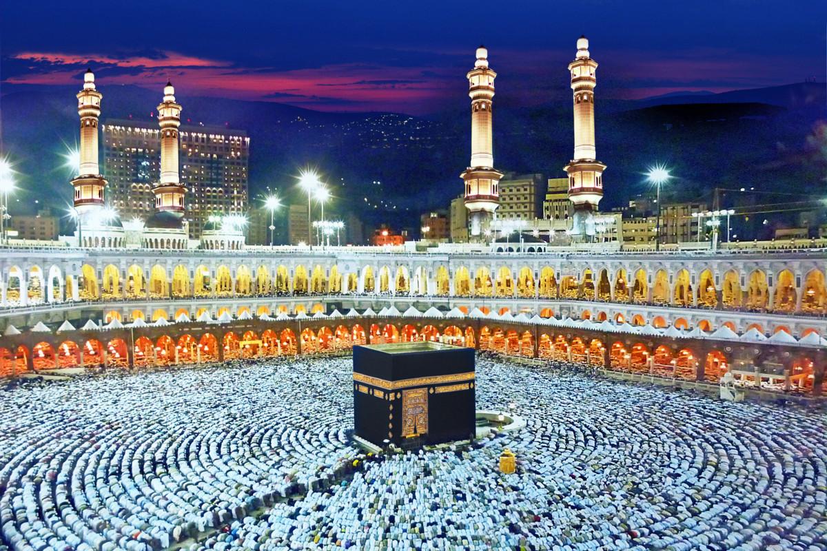 Yleensä Mekka täyttyy valkopukuisista pyhiinvaeltajista, mutta tänä vuonna paikalle pääsee vain noin tuhat. Keskellä musta Kaaba, muslimien pyhin rakennus.
