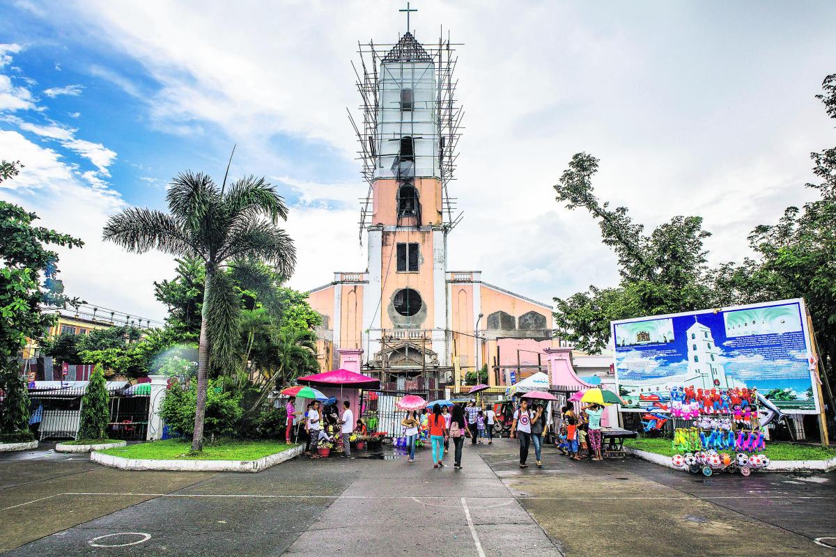 Jälleerakennus jatkuu. Santo Ninon kirkko Taclobanin keskustassa kärsi pahoin Haiyan-taifuunin tuhoista. Kuva on otettu ennen Hagupit-myrskyä, joka runteli maata viikonloppuna.