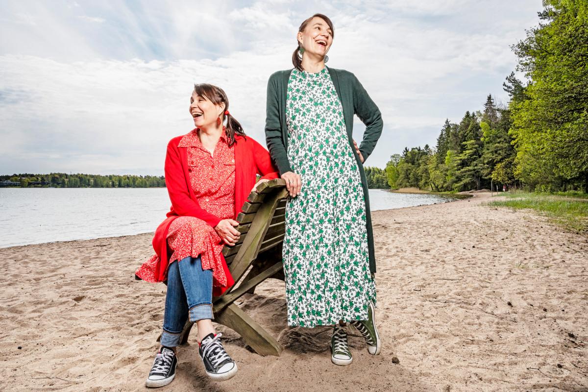 Marika ja Margit Pulkkinen ovat työpari, lastenohjaajia Roihuvuoren seurakunnassa Laajasalon kirkolla. Kun toinen saa töissä hyvän idean, toinen ei jarruttele vaan painaa kaasua.