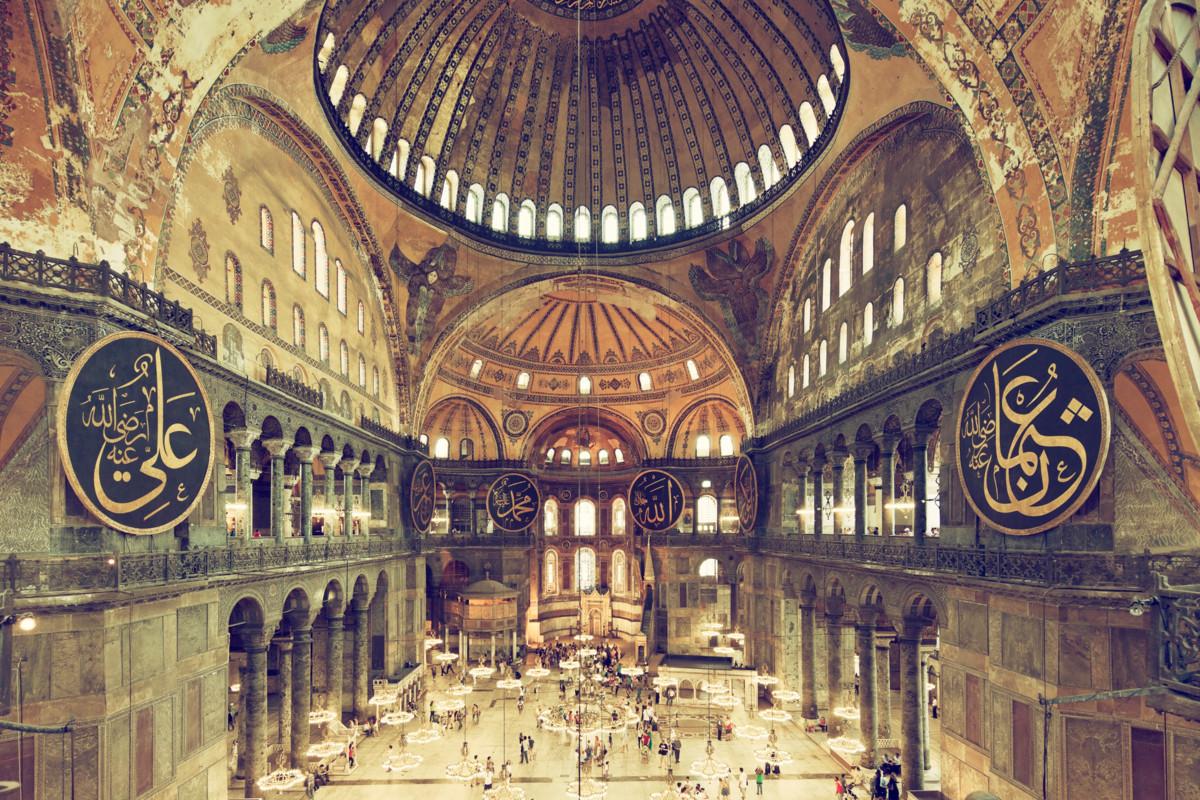 Hagia Sofia on myös Istanbulin suosituimpia turistikohteita. Siellä on nähtävissä merkkejä kaikista maan historian vaiheista.