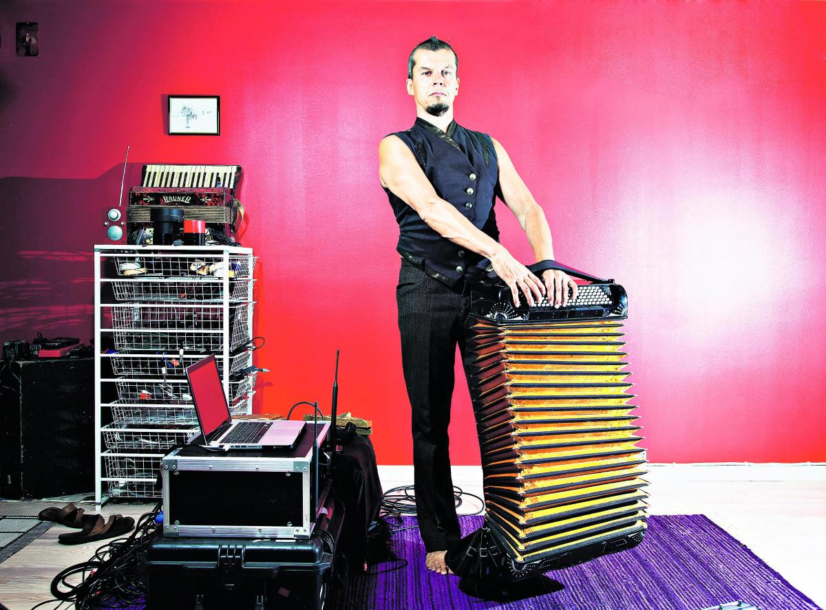 Työhuoneella. Kimmo Pohjonen on säveltänyt omintakeista musiikkia 20 vuoden aikana elektronisten kokeilujen kautta.
