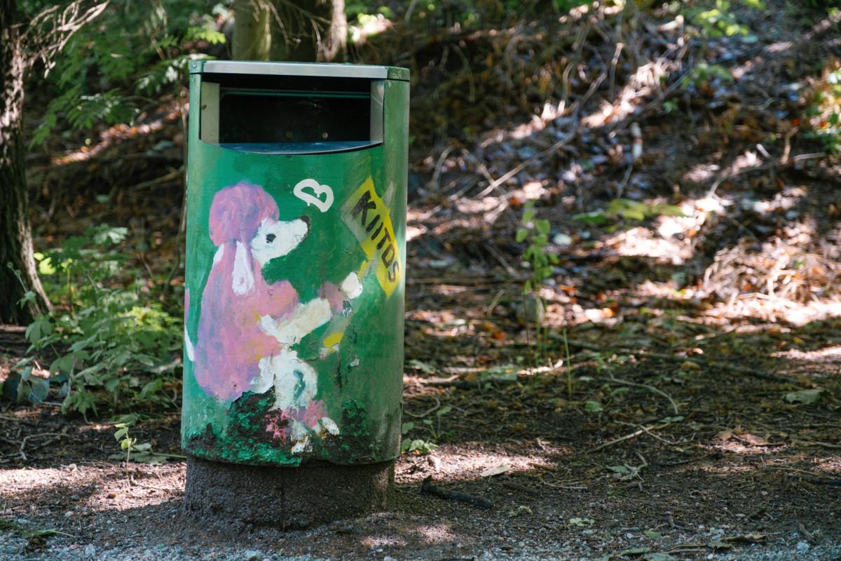 Roskikseen voi liittää myös kiitoksen sen käyttäjille. Kuvan maalauksen on tehnyt taiteilija Auli Suvanto-Salokannel.