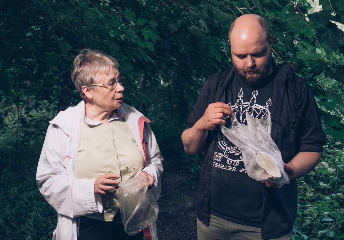 Ahonen ja jutun kirjoittaja tarkastelevat roskasaaliitaan.