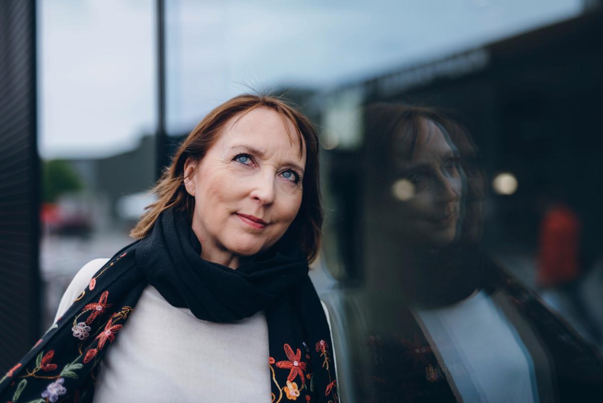 Katriina Järvinen on 57-vuotias valtiotieteiden lisensiaatti, kirjailija ja psykoterapeutti.
