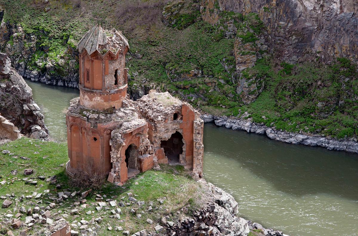 Anin rauniokaupungissa on useiden vanhojen kirkkojen, kappeleiden ja luostareiden raunioita. Takana virtaava joki on nykyisten Turkin ja Armenian valtioiden raja. Kuva: Wikimedia Commons