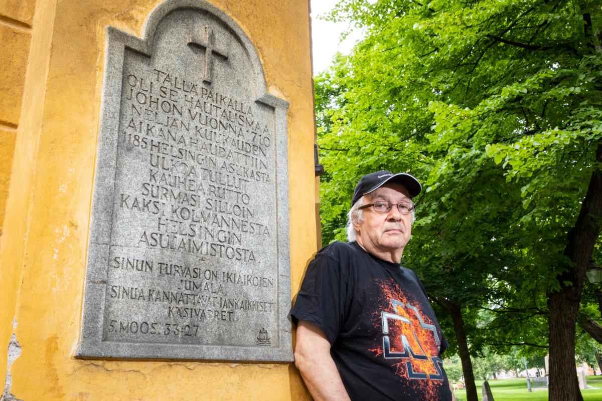 Historiantutkija Seppo Aallon mukaan Helsinkiin iski 1700-luvun taitteessa peräjälkeen kolme suurta katastrofia: nälkä, rutto ja sota. Ruttouhreista kertoo muistolaatta Vanhassa Kirkkopuistossa.