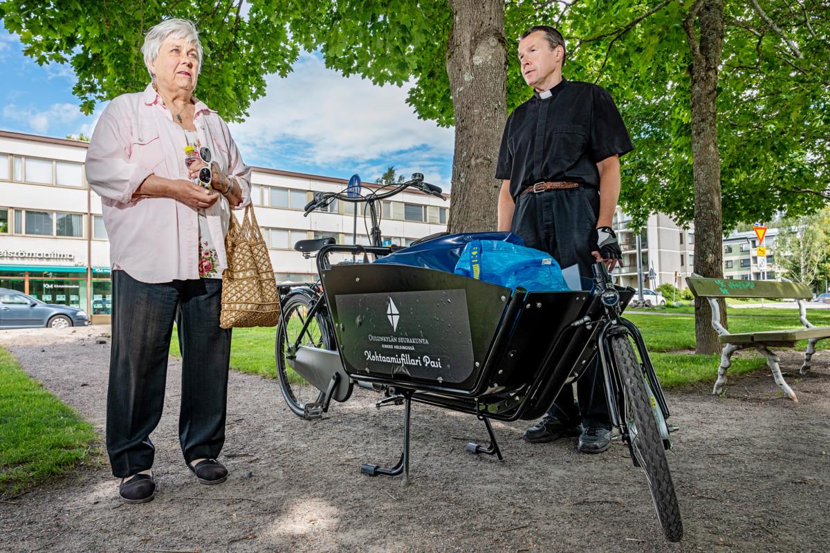 Marita Stenberg on asunut Oulunkylässä yli 50 vuotta. Hän tapasi pappi Veli Pelkosen, kun Pelkonen oli kesäkeskiviikkojen kierroksella Pasi-laatikkopyörällä.