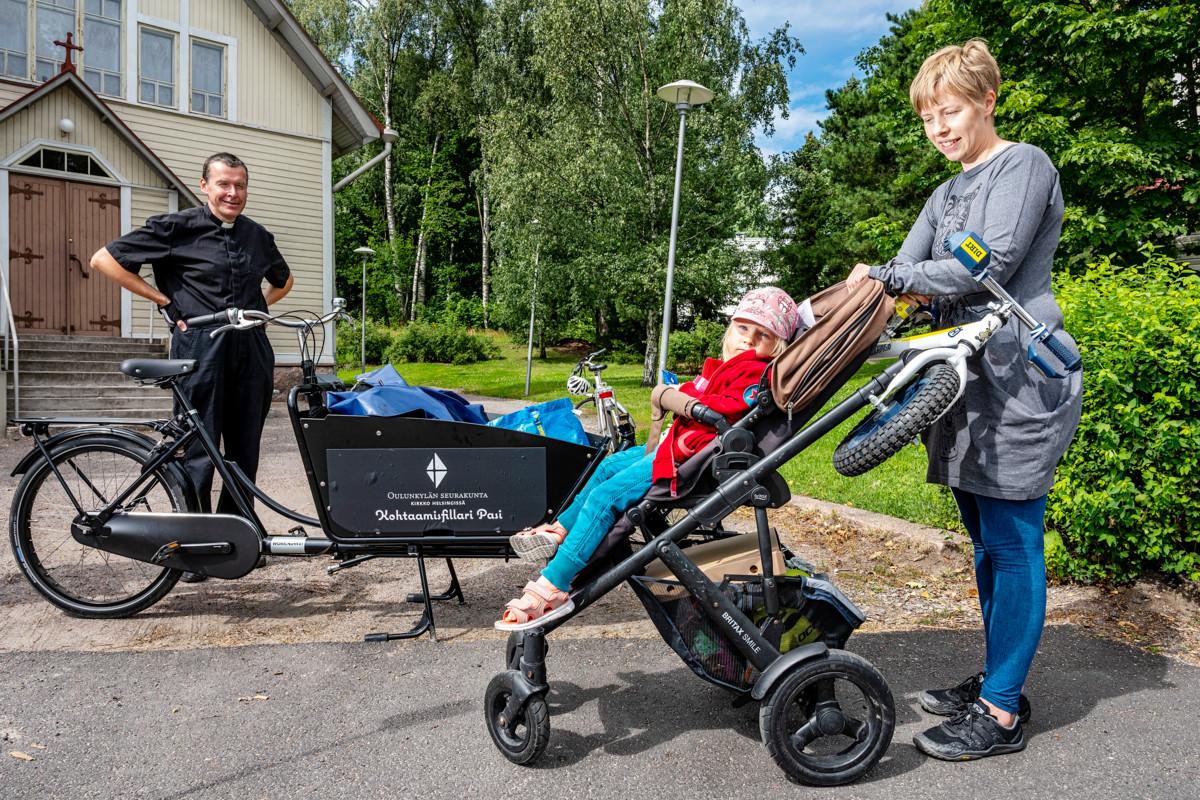 Anni Linkosalmi ja tytär Alva Ylänne tulivat noutamaan pillimehun ja tikkarin Oulunkylän vanhan kirkon edestä.