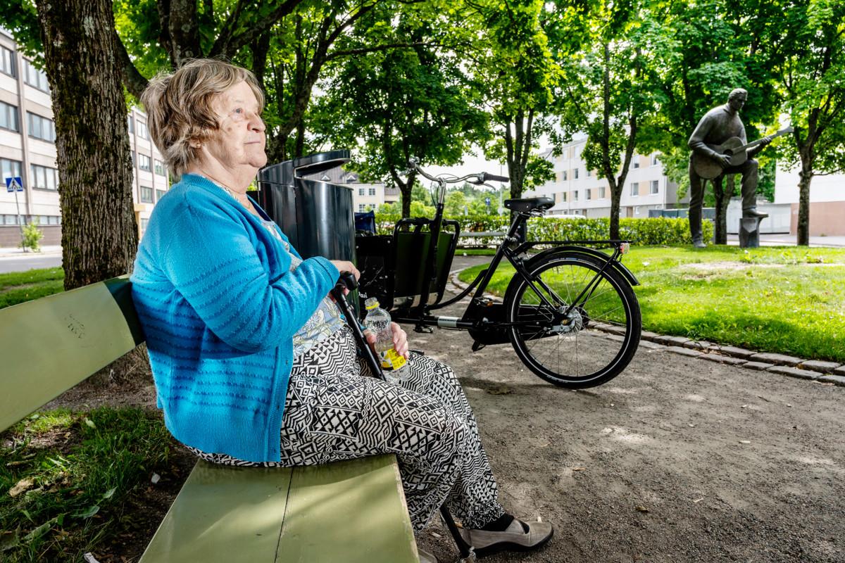 Maire Hallikainen istahti hetkeksi puistonpenkille. Taustalla Tapio Rautavaaran muistomerkki. ’’Hän oli hyvä laulaja. Vieläkin muistan hänen äänensävynsä.’’