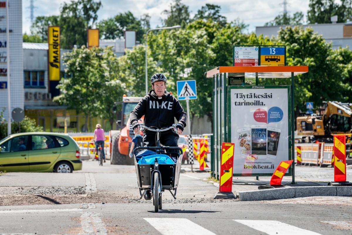 Oulunkylässä pitää ajella valppaana, sillä Raide-Jokerin rakennustyöt vaikuttavat liikennejärjestelyihin.