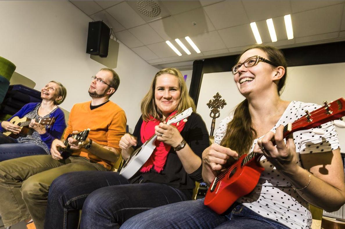 Ukulelen lumoissa. Ulla Varila, Kari Nousiainen, Marjut Mulari ja Maria Tapionlinna viihtyivät ukulelen soiton alkeiskurssilla.