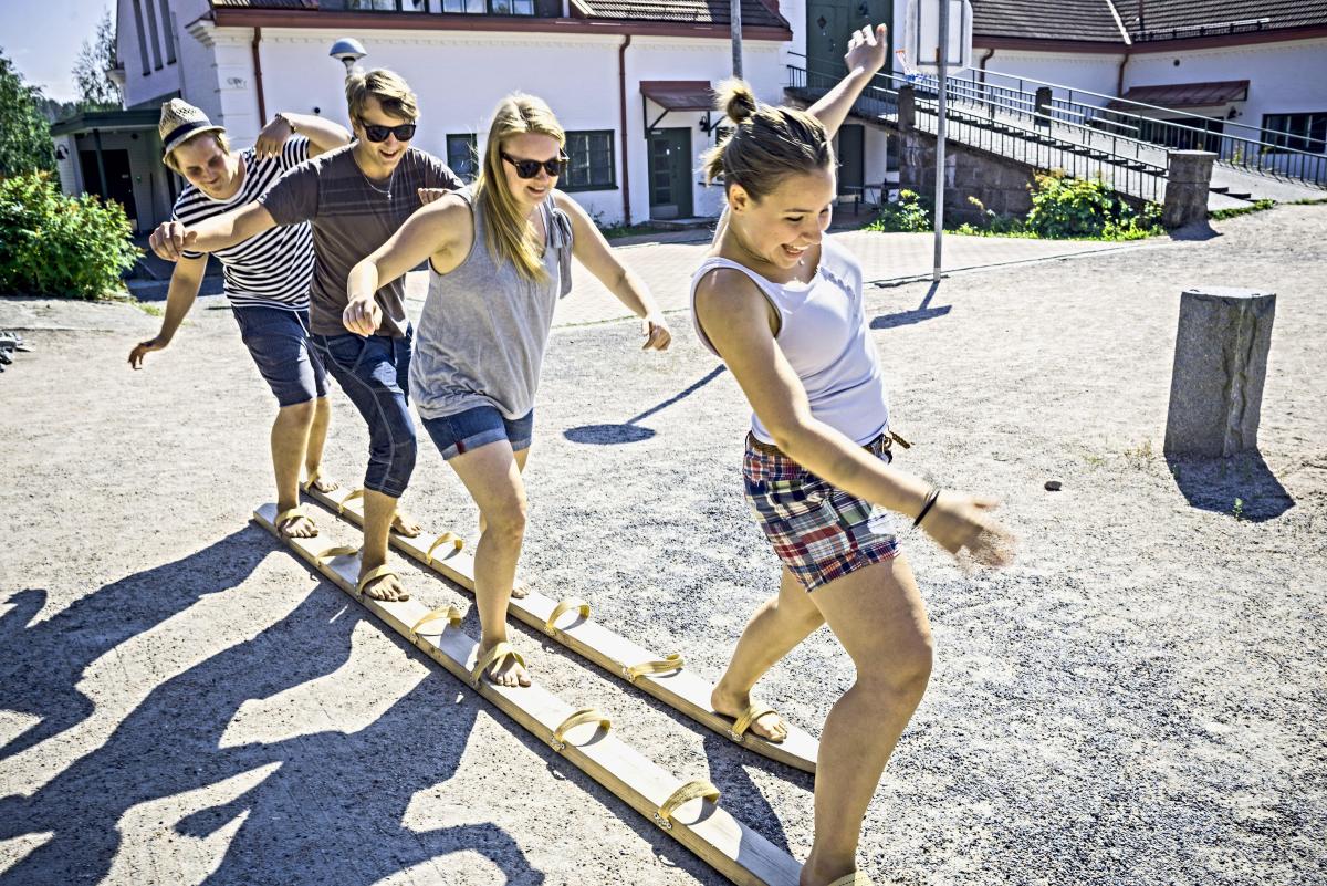 Yhteispeliä. Juha Eriksson, Alfons Nysand, Tanja Holm ja Kristina Causton löysivät kimppasukset, mutta hiihtämisen harjoitteluun kuluu tovi.